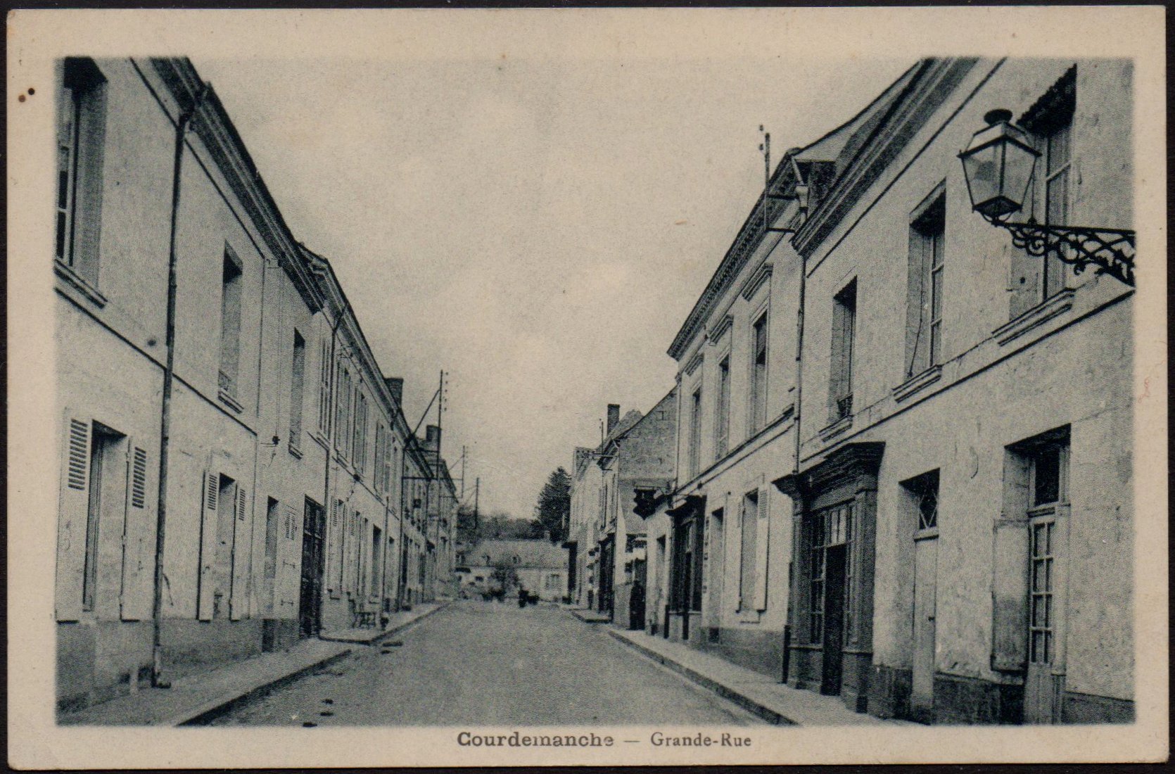 Railway / Tramway cancellations of La Sarthe : Carte Postale de Courdemanche Courrier-Convoyeur-Ligne La Chartre-s/le Loir au Mans 2⁰ 